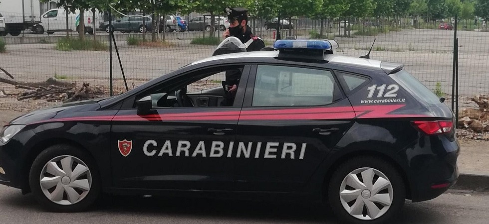 Colpito da un malore alla guida, si schianta contro le barriere stradali: morto un 64enne